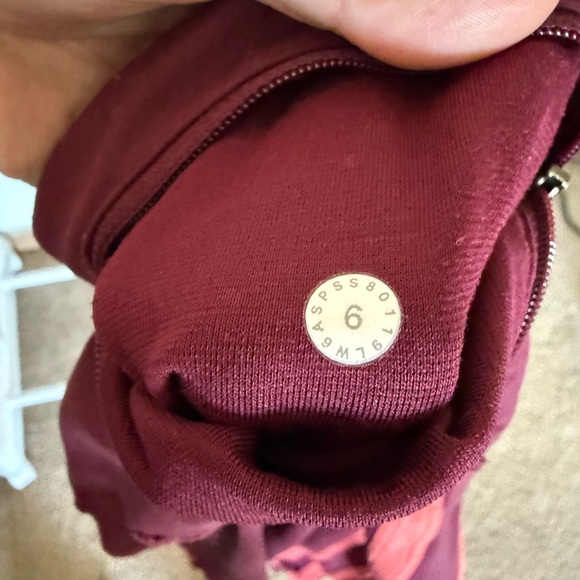 Lululemon Athletica Zip The Line Crop Red Capri 23” size 6 - Picture 11 of 11